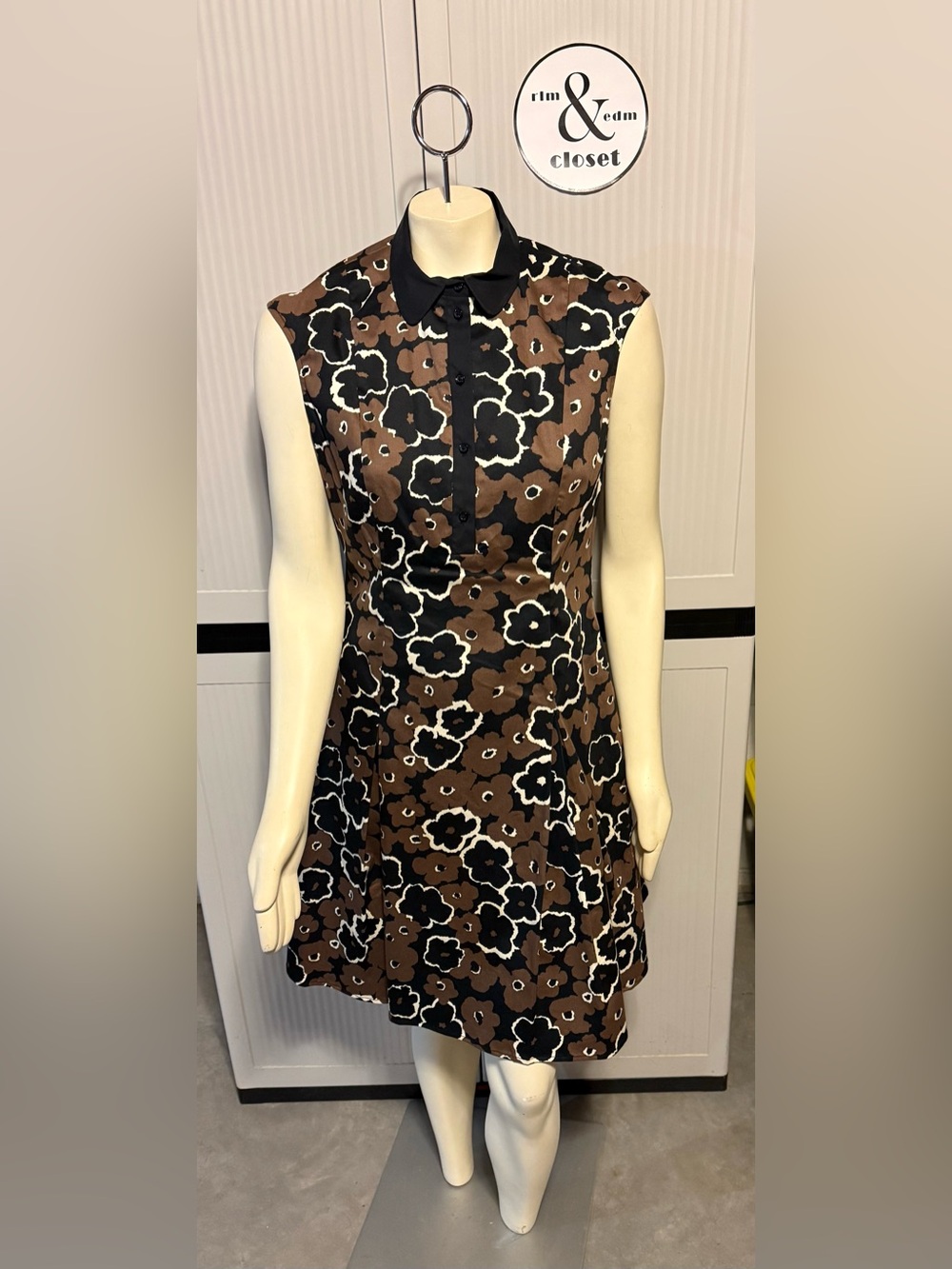 Brooks Brothers Sleeveless Brown Floral Dress with Black Collar - Eye catching!